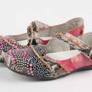 Red & Black Abstract Cross-Strap Ballet Flat